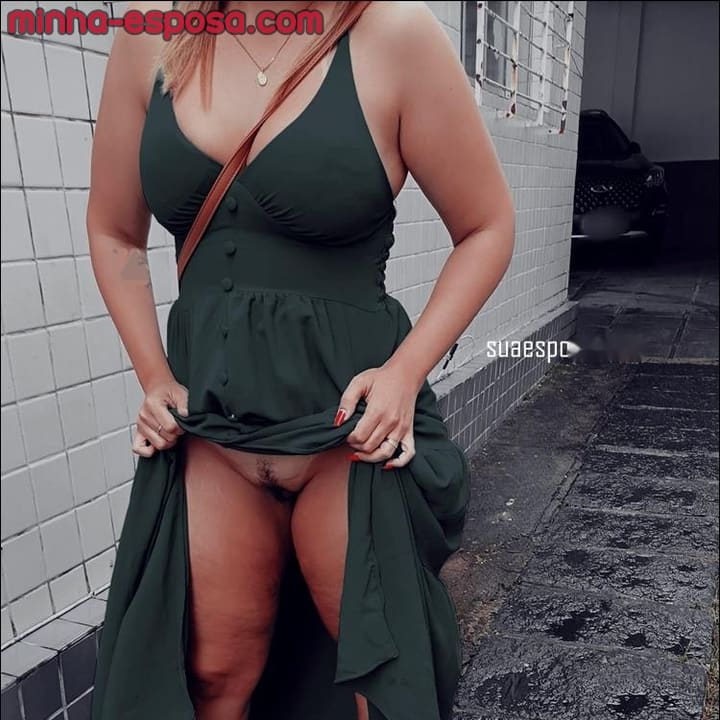 Marido olhando a esposa branquinha