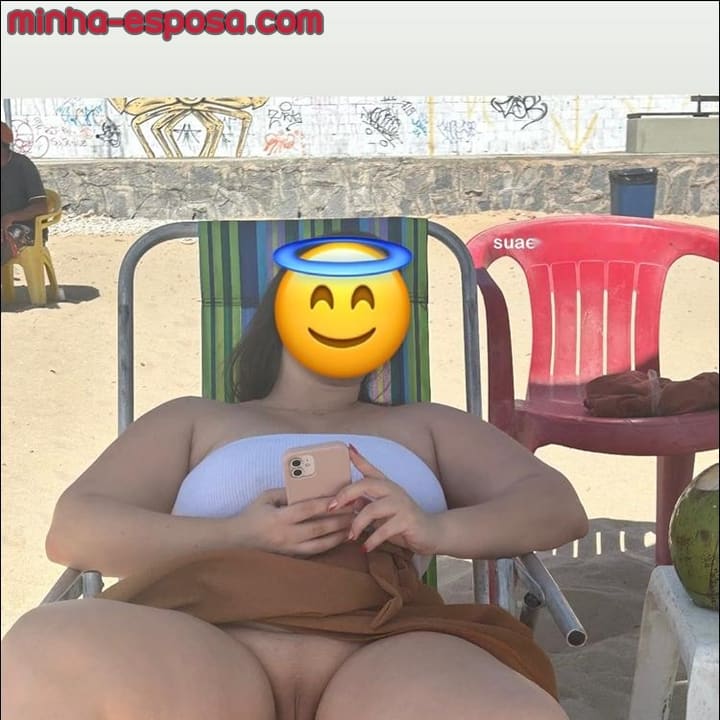 A minha esposa sem calcinha na praia